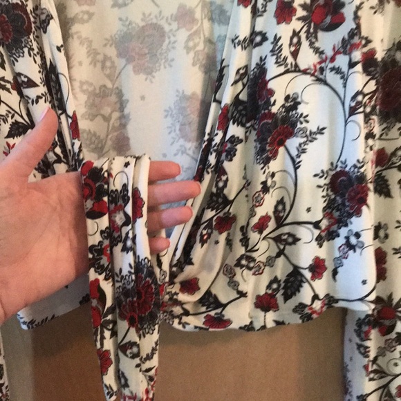 Very flattering wrap top - Picture 2 of 3